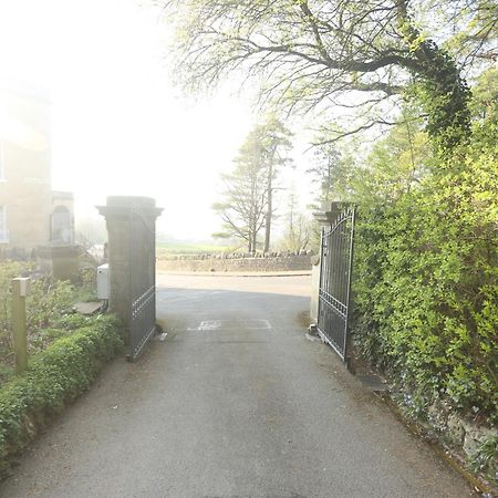Entire Victorian Lodge In A Privately Gated Estate With Secure Parking For Two Cars And A Newly Refurbished Bathroom Dış mekan fotoğraf