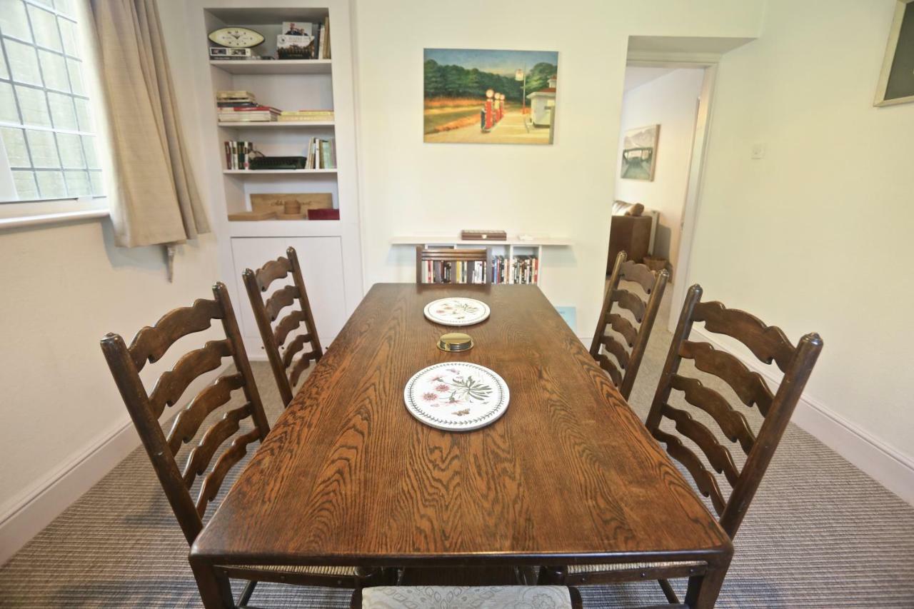 Entire Victorian Lodge In A Privately Gated Estate With Secure Parking For Two Cars And A Newly Refurbished Bathroom Dış mekan fotoğraf