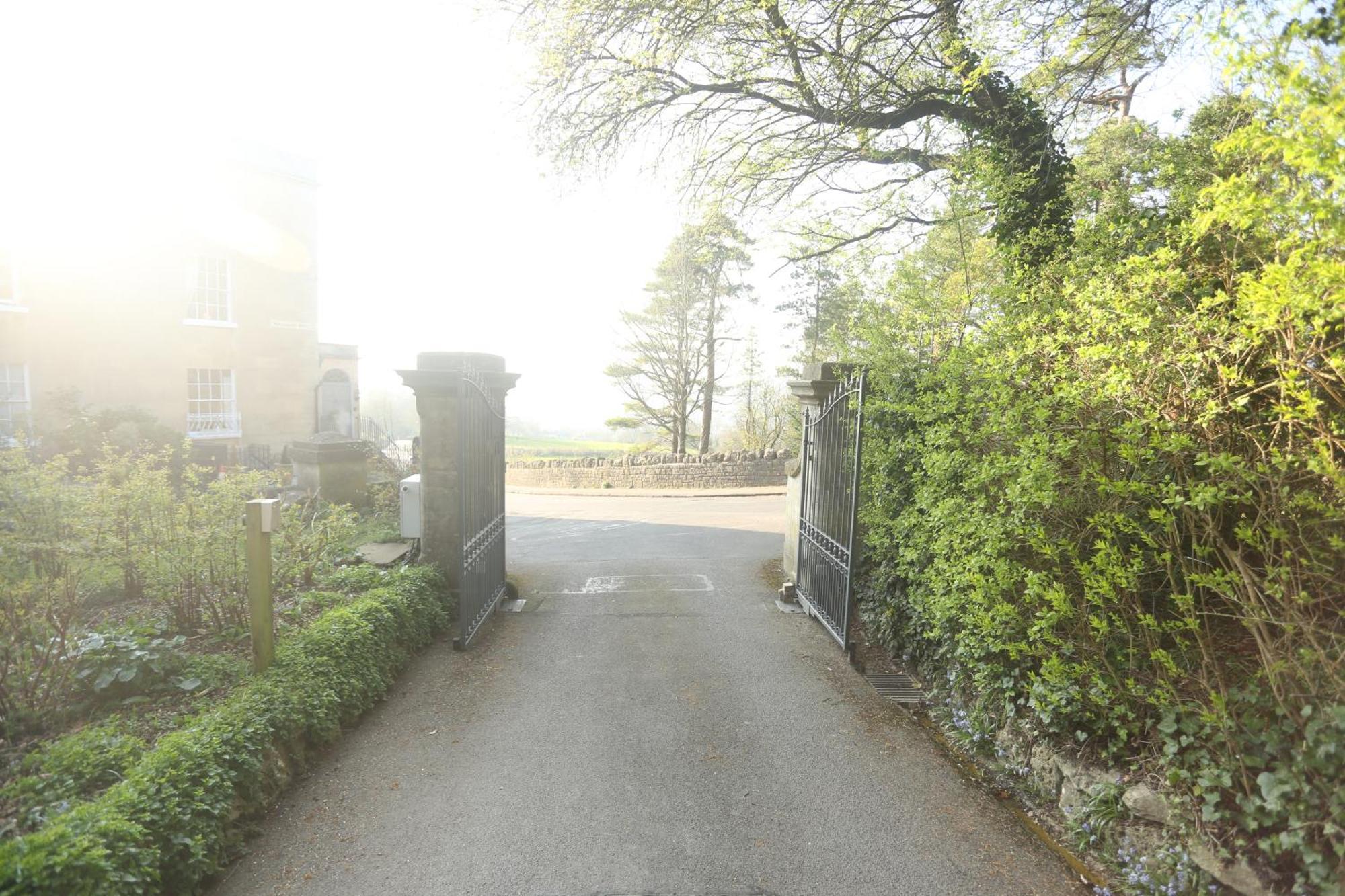 Entire Victorian Lodge In A Privately Gated Estate With Secure Parking For Two Cars And A Newly Refurbished Bathroom Dış mekan fotoğraf